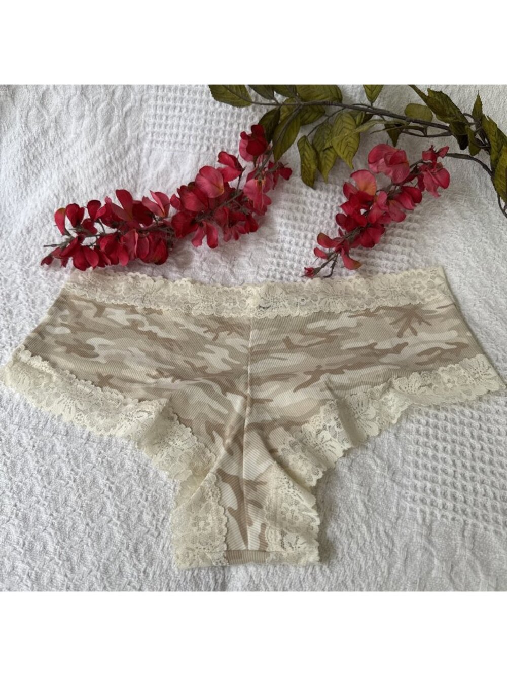 VICTORIA'S SECRET L LARGE CAMO BEIGE CREAM CHEEKY COTTON LACE PANTIES NWT